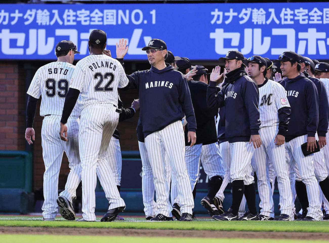 楽天対ロッテ　引き分けに終わり、タッチを交わすロッテ吉井監督（中央）（撮影・足立雅史）