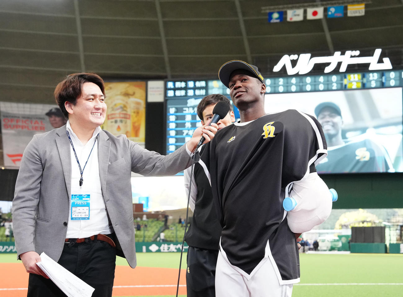 西武対ソフトバンク　試合後、インタビューを受け、日本語で答えるソフトバンク・モイネロ（右）（撮影・江口和貴）