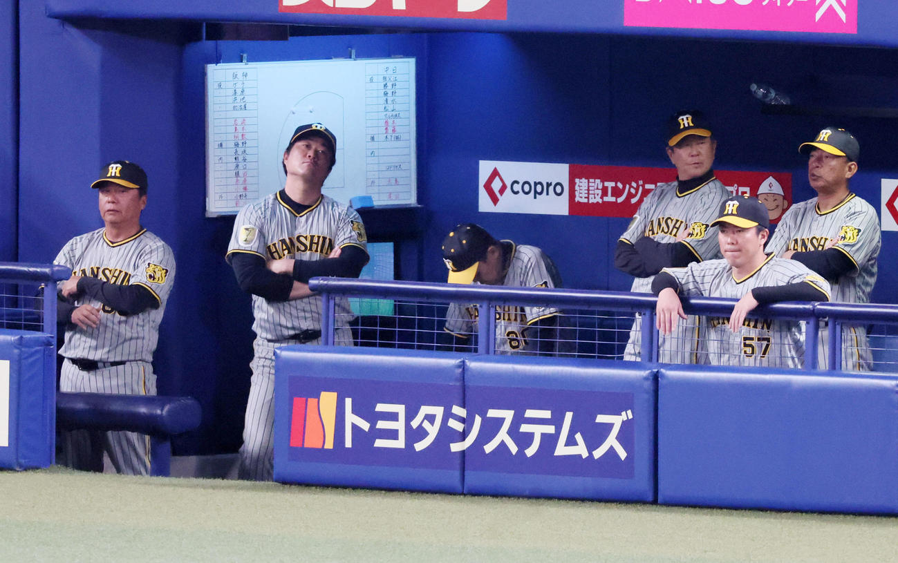 中日対阪神　6回裏中日1死満塁、岡田監督はベンチでガックリと肩を落とす。左は安藤コーチ（撮影・加藤哉）