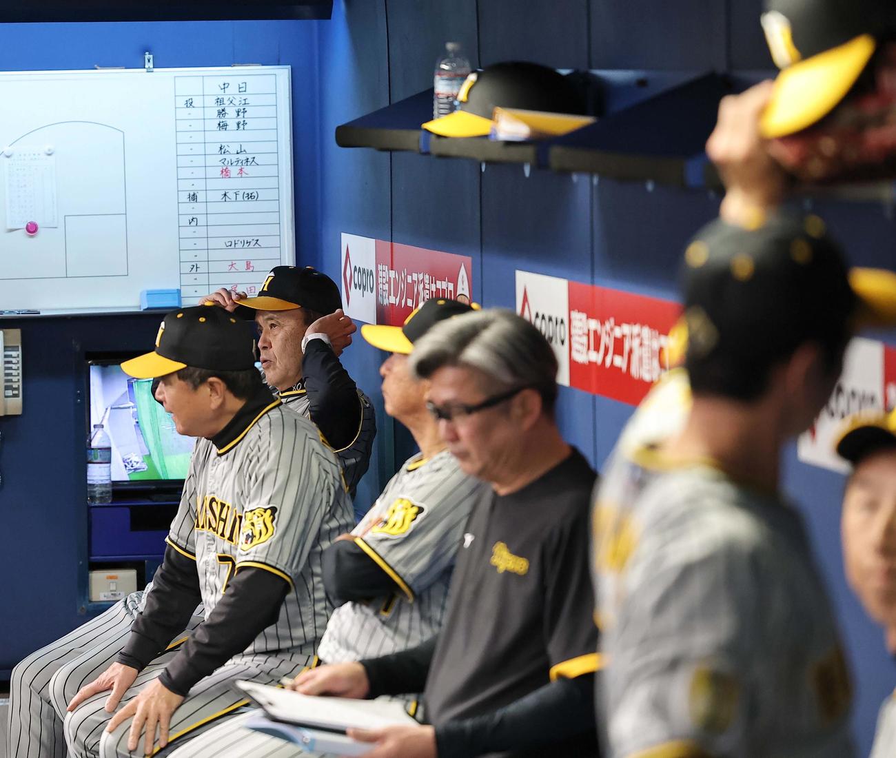 中日対阪神　逆転を許しベンチで厳しい表情を見せる岡田監督（撮影・上田博志）