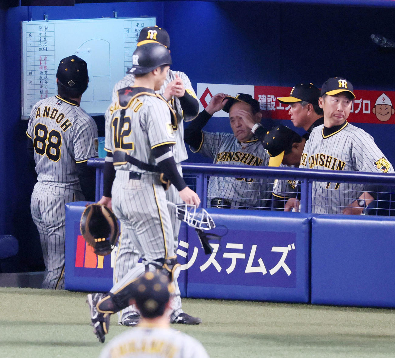 中日対阪神　6回裏を終えベンチで帽子をかぶり直す岡田監督（撮影・加藤哉）