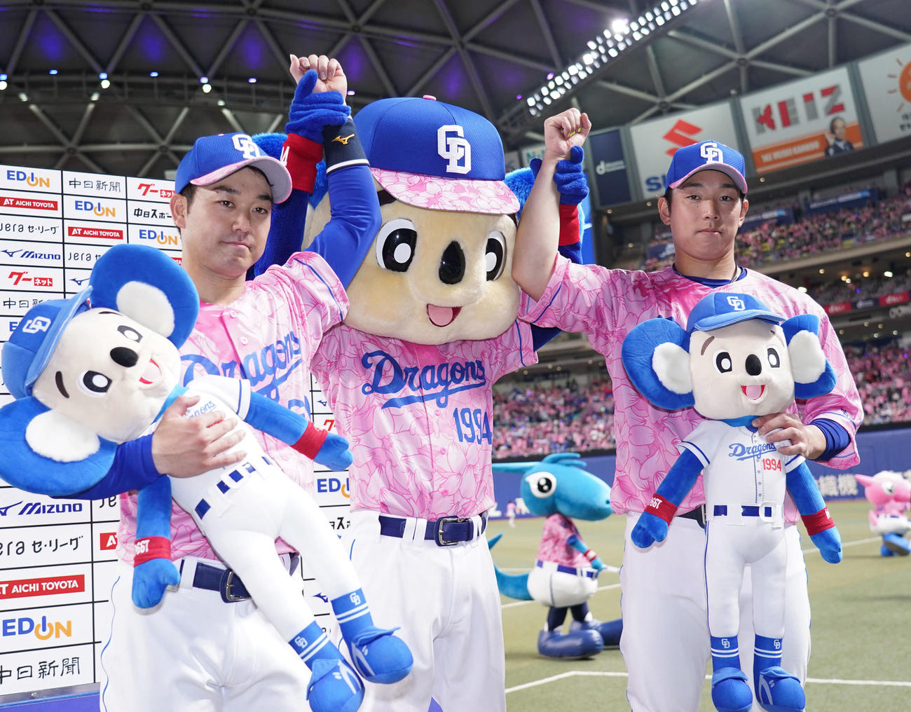 中日対阪神　ヒーローインタビューを終えポーズを決める山本（左）ドアラ、宇佐見（撮影・森本幸一）