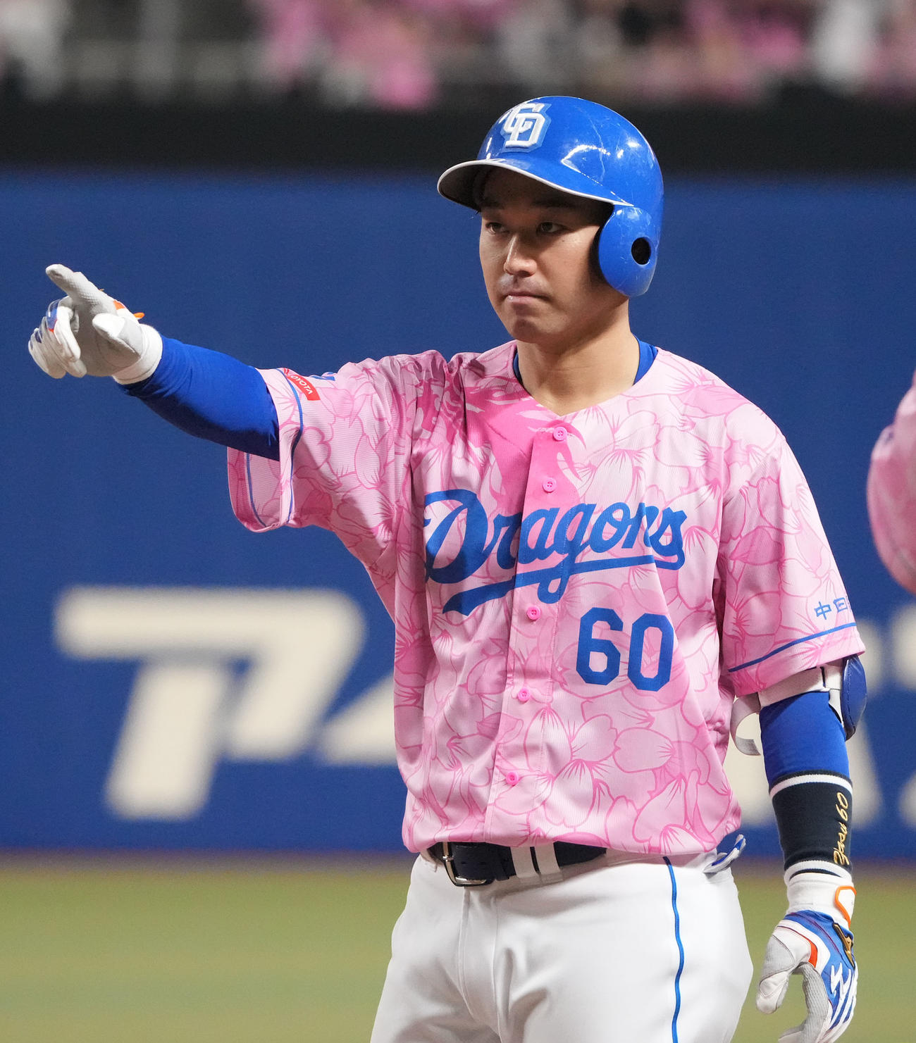 中日対阪神　8回裏中日2死二塁、右前適時打を放ちベンチに向かってアピールする山本（撮影・森本幸一）