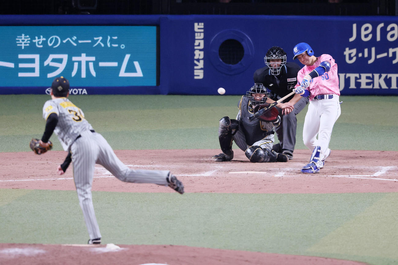 中日対阪神　8回裏中日2死二塁、山本は右適時打を放つ。投手は漆原（撮影・加藤哉）