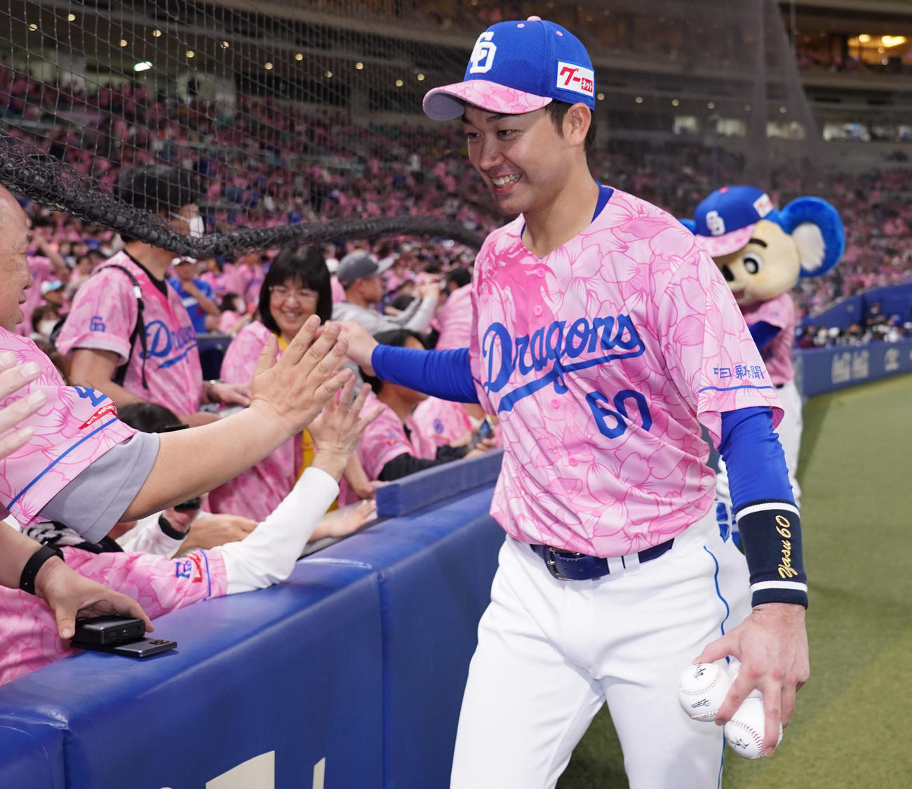 中日対阪神　試合終了、ファンとタッチを交わす山本（撮影・森本幸一）