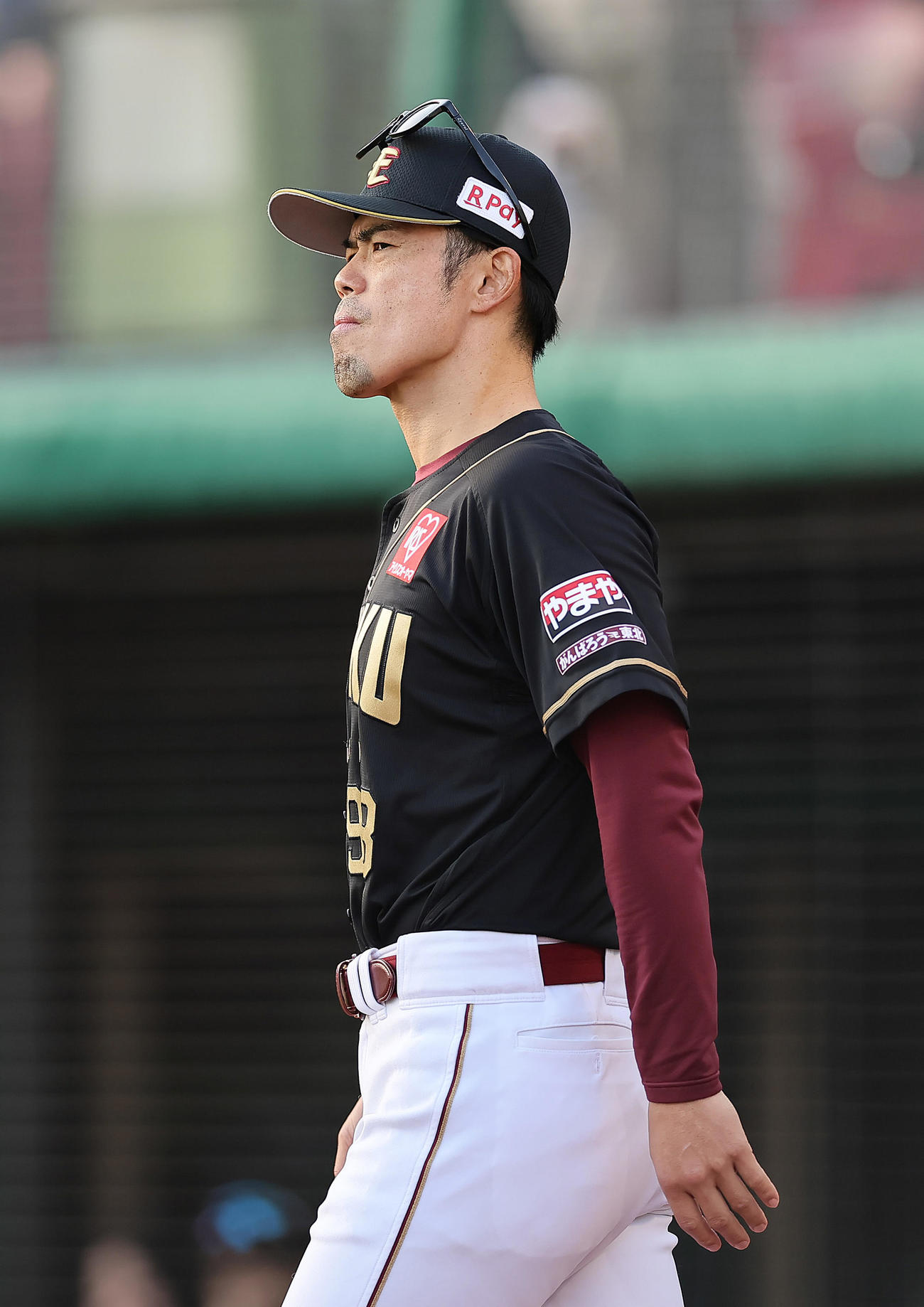 楽天対ロッテ　選手交代を告げる楽天今江監督（撮影・足立雅史）