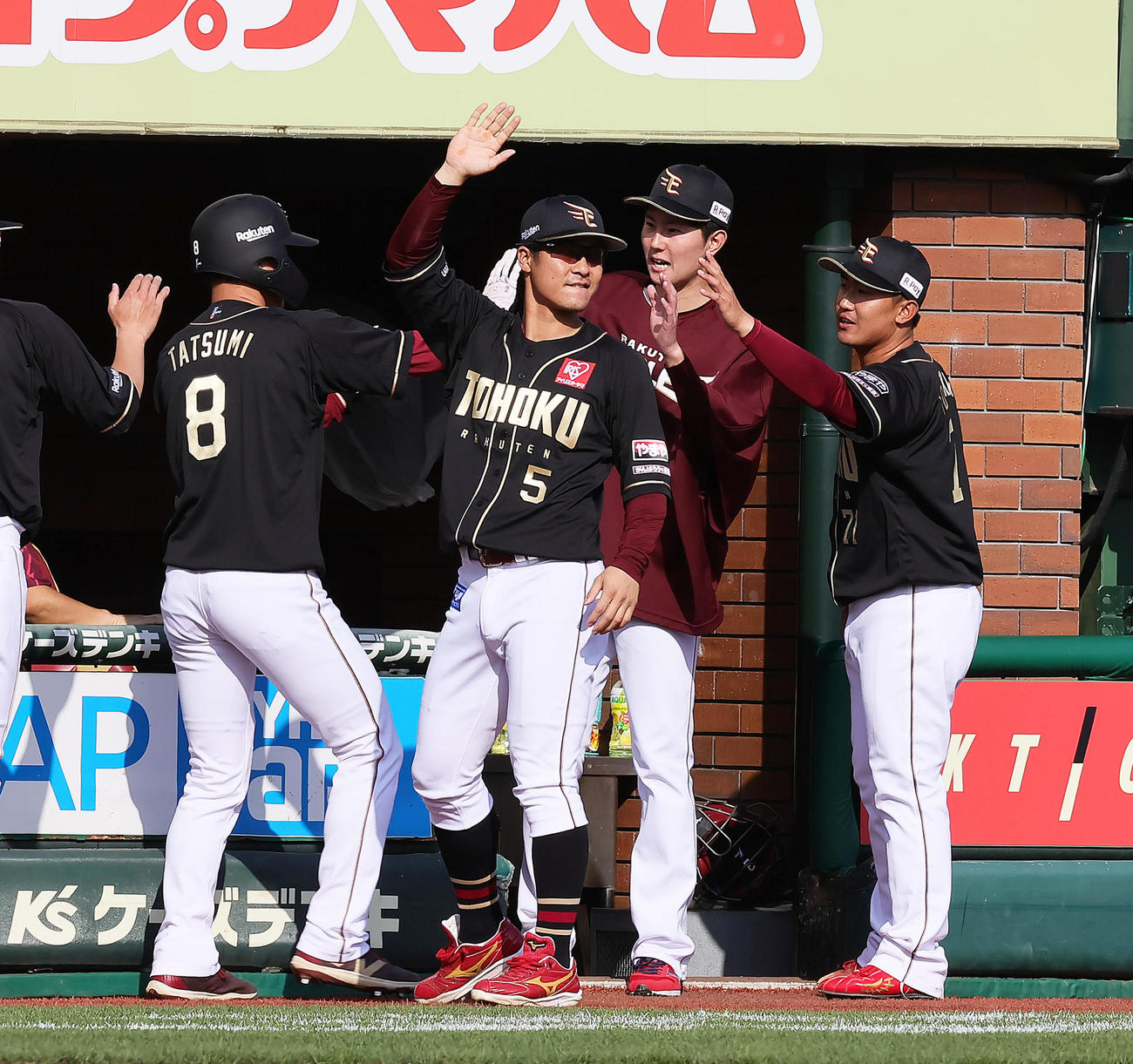 楽天対ロッテ　5回裏楽天2死二塁、小郷の右前適時打で生還した辰己（左端）を迎える松田（中央右）ら（撮影・足立雅史）