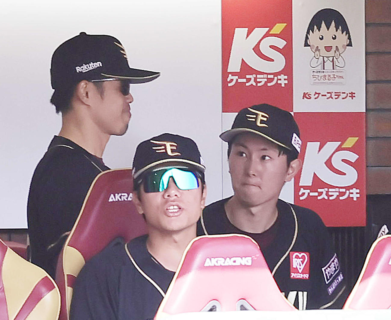 楽天対ロッテ　4回を終えた楽天松田（右）に声をかける今江監督（左）（撮影・足立雅史）