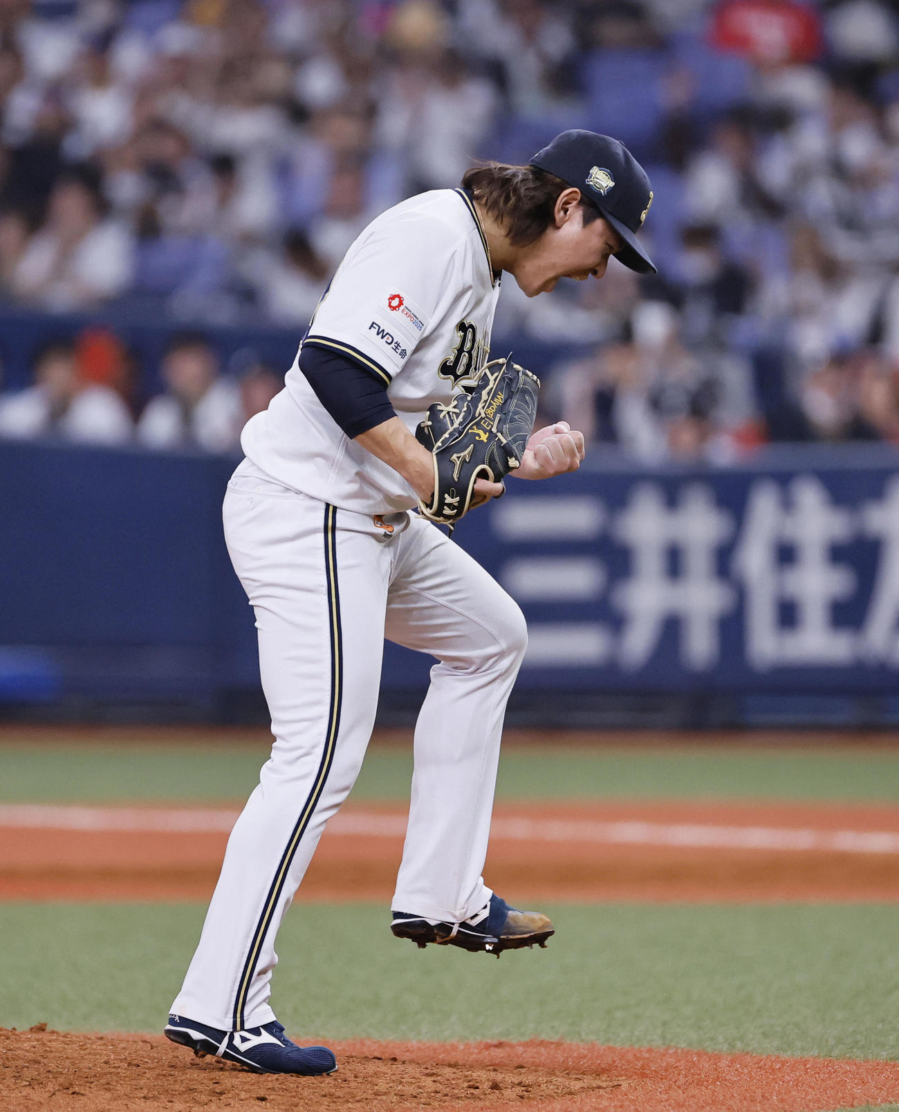 オリックス対日本ハム　8回表日本ハム2死一、三塁、代打加藤を三振に仕留めガッツポーズをする宮城（撮影・藤尾明華）