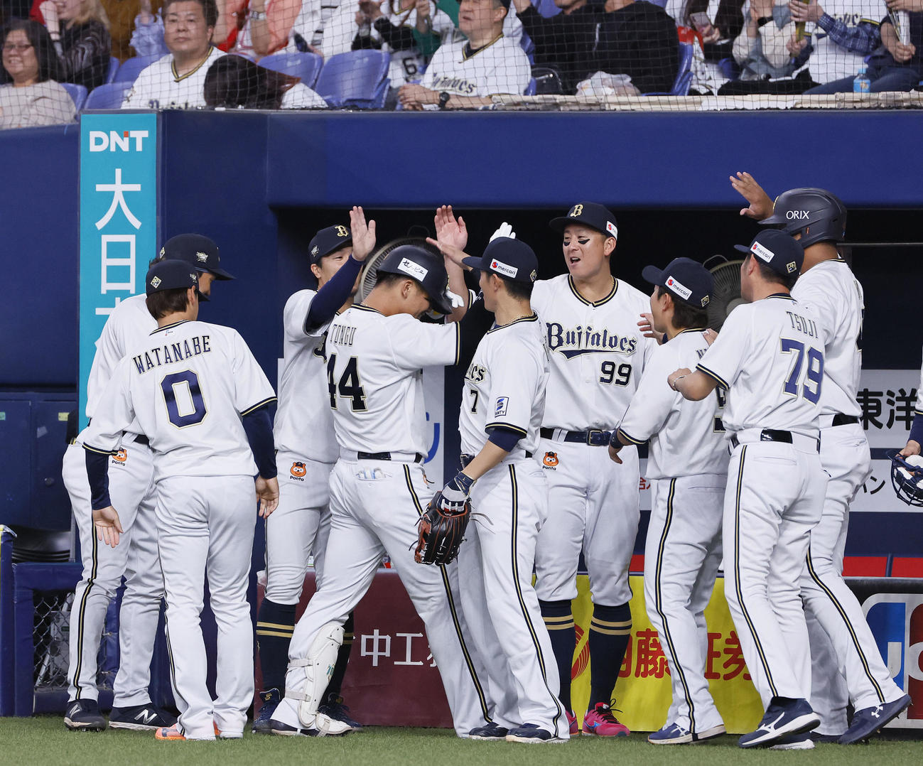 オリックス対日本ハム　2回裏オリックス2死二、三塁から先制の適時打を放ちナインに迎えられる頓宮（左から4人目）（撮影・藤尾明華）