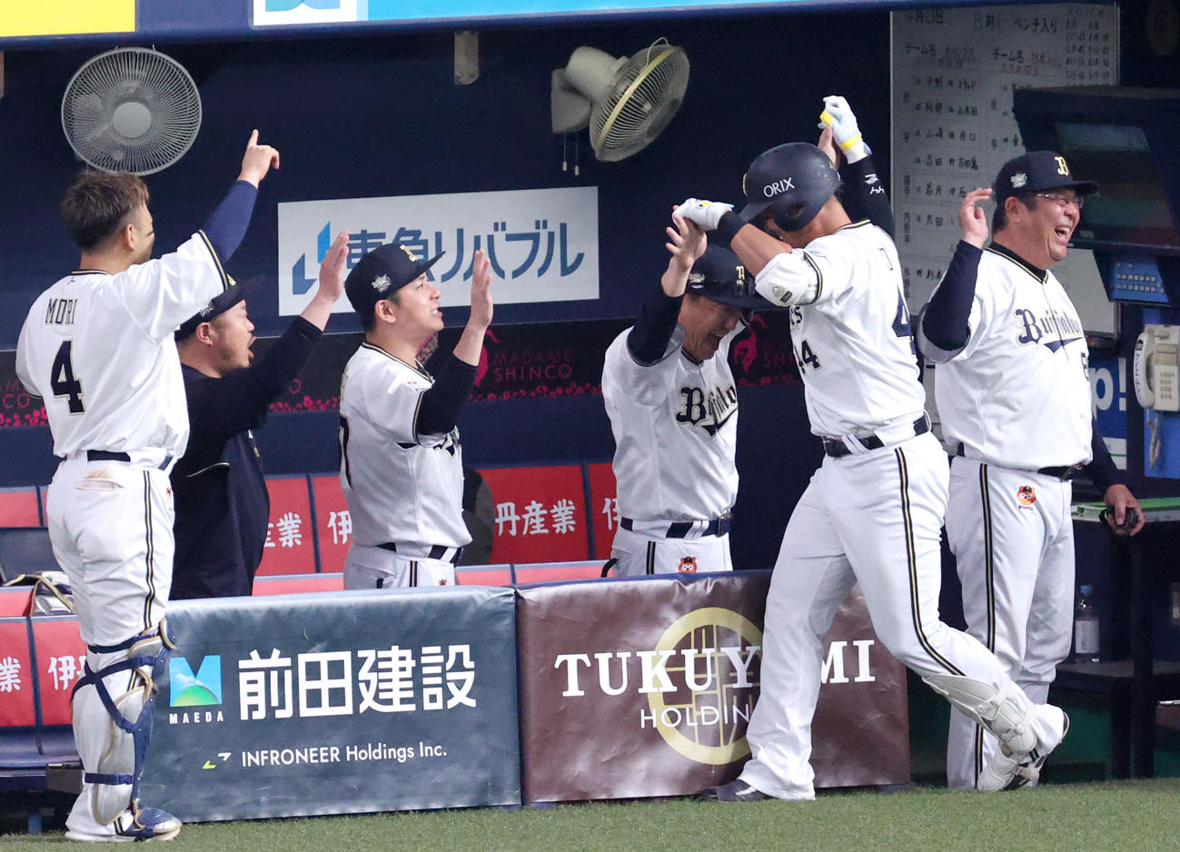 オリックス対日本ハム　7回裏オリックス2死一塁、頓宮（手前）は右越え2点本塁打を放ち、中嶋監督（左から4人目）らから迎えられる（撮影・上山淳一）