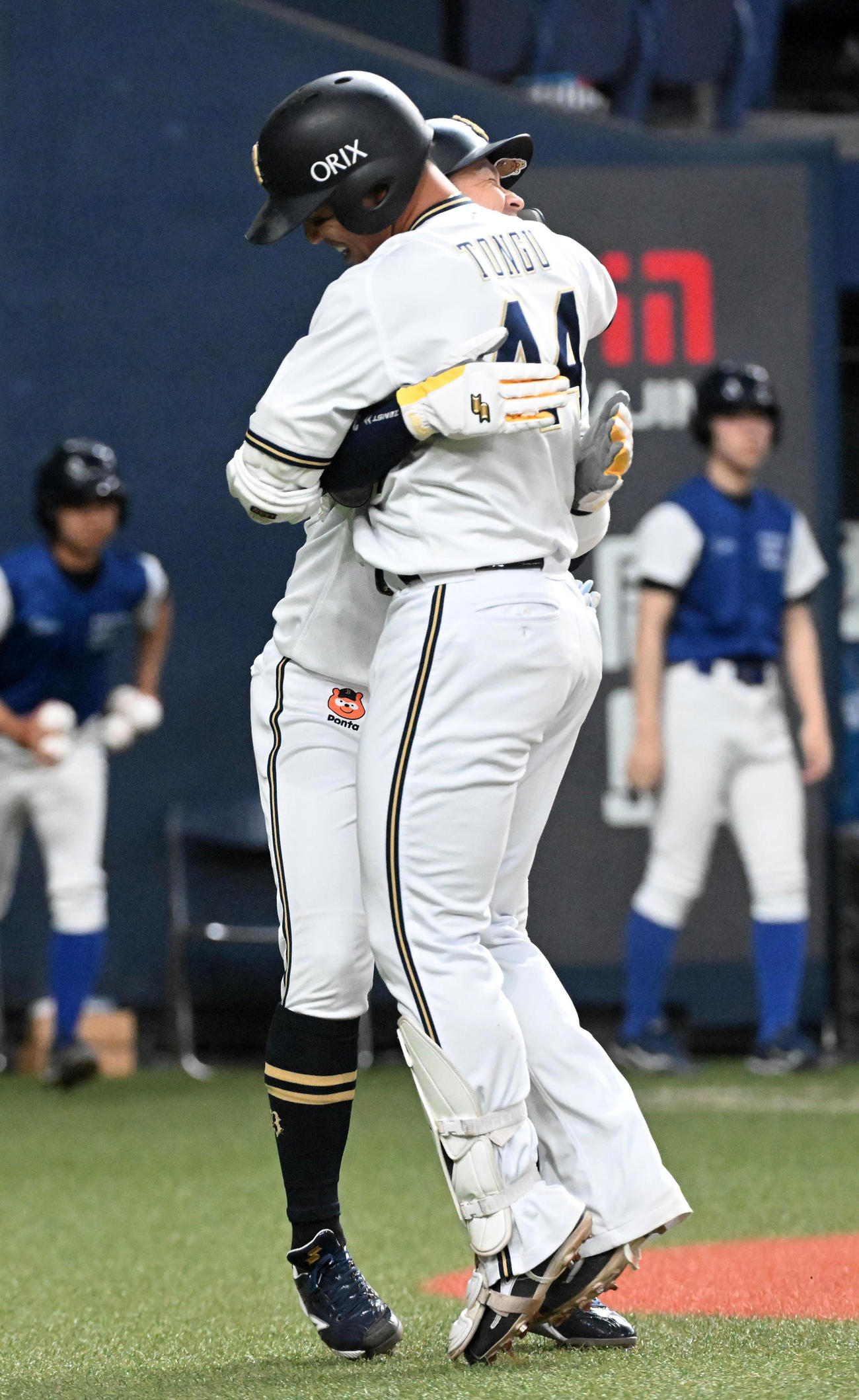 オリックス対日本ハム　7回裏オリックス2死一塁、頓宮は右越え2点本塁打を放ち安達とハグ（撮影・前岡正明）
