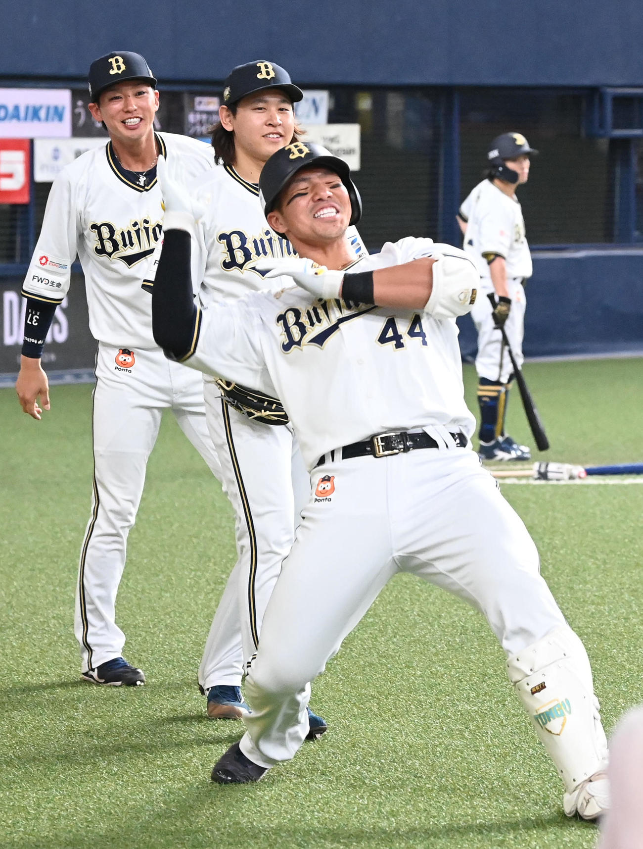 オリックス対日本ハム　7回裏オリックス2死一塁、頓宮は右越え2点本塁打を放ちパフォーマンス（撮影・前岡正明）