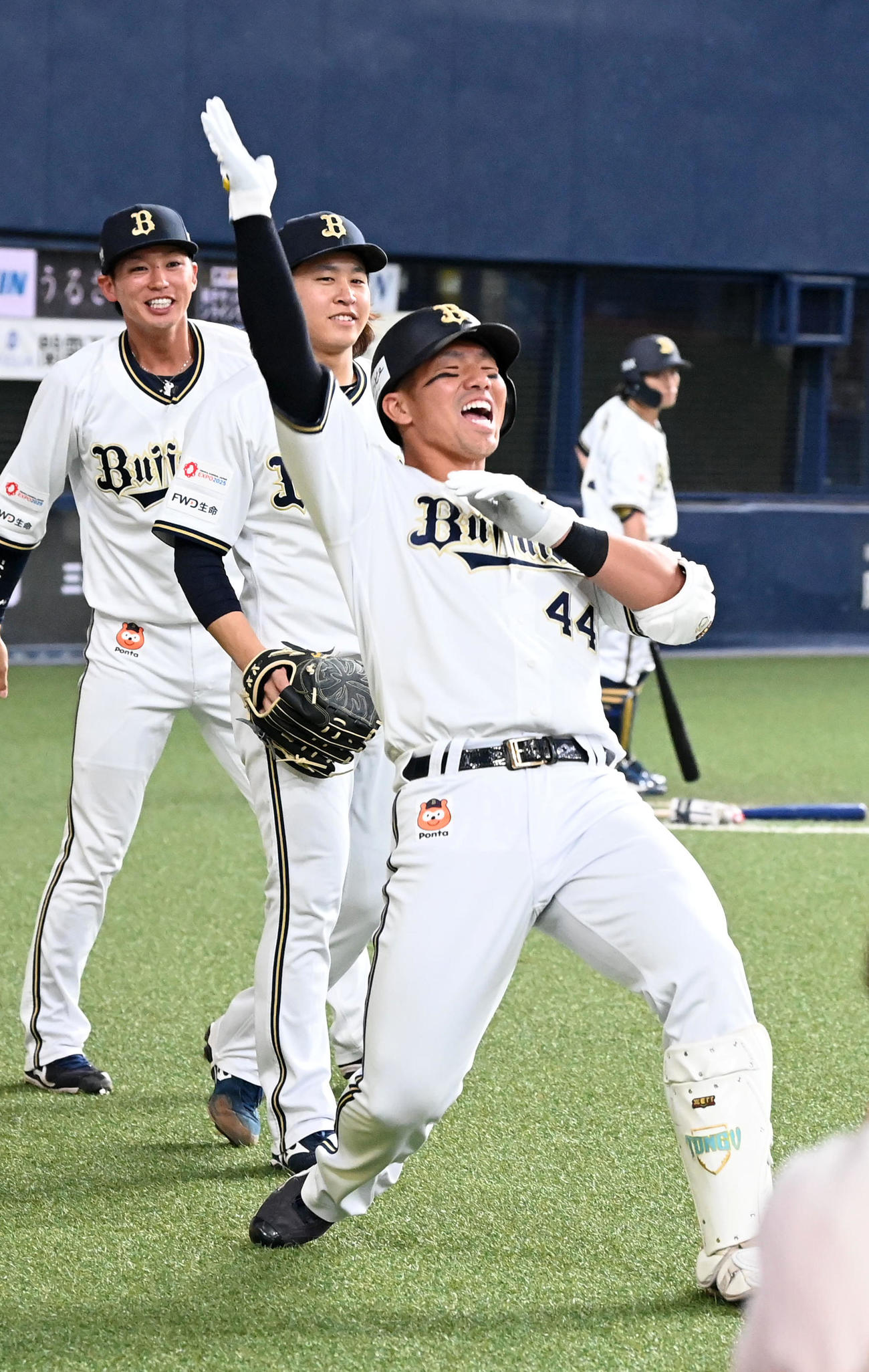 オリックス対日本ハム　7回裏オリックス2死一塁、頓宮は右越え2点本塁打を放ちパフォーマンス（撮影・前岡正明）