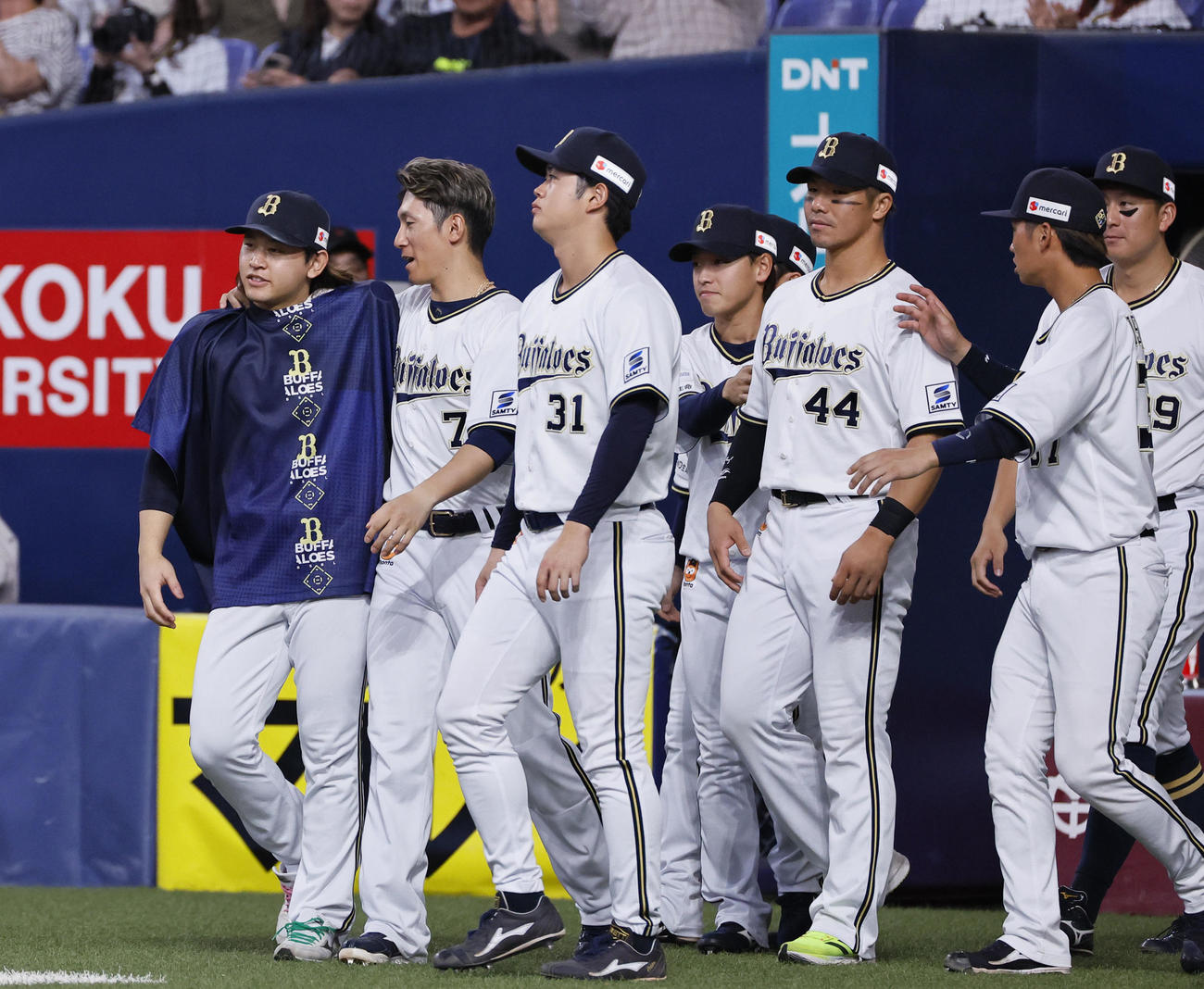 オリックス対日本ハム　日本ハムに勝利し、西川からねぎらいを受けるオリックス宮城（左端）。右から3人目は頓宮（撮影・藤尾明華）