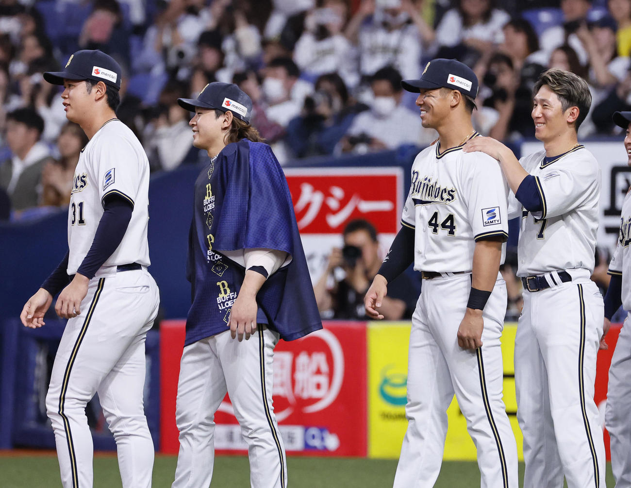 オリックス対日本ハム　日本ハムに勝利し、西川（右端）に労いを受ける笑顔を見せるオリックス頓宮。左から2人目は宮城（撮影・藤尾明華）