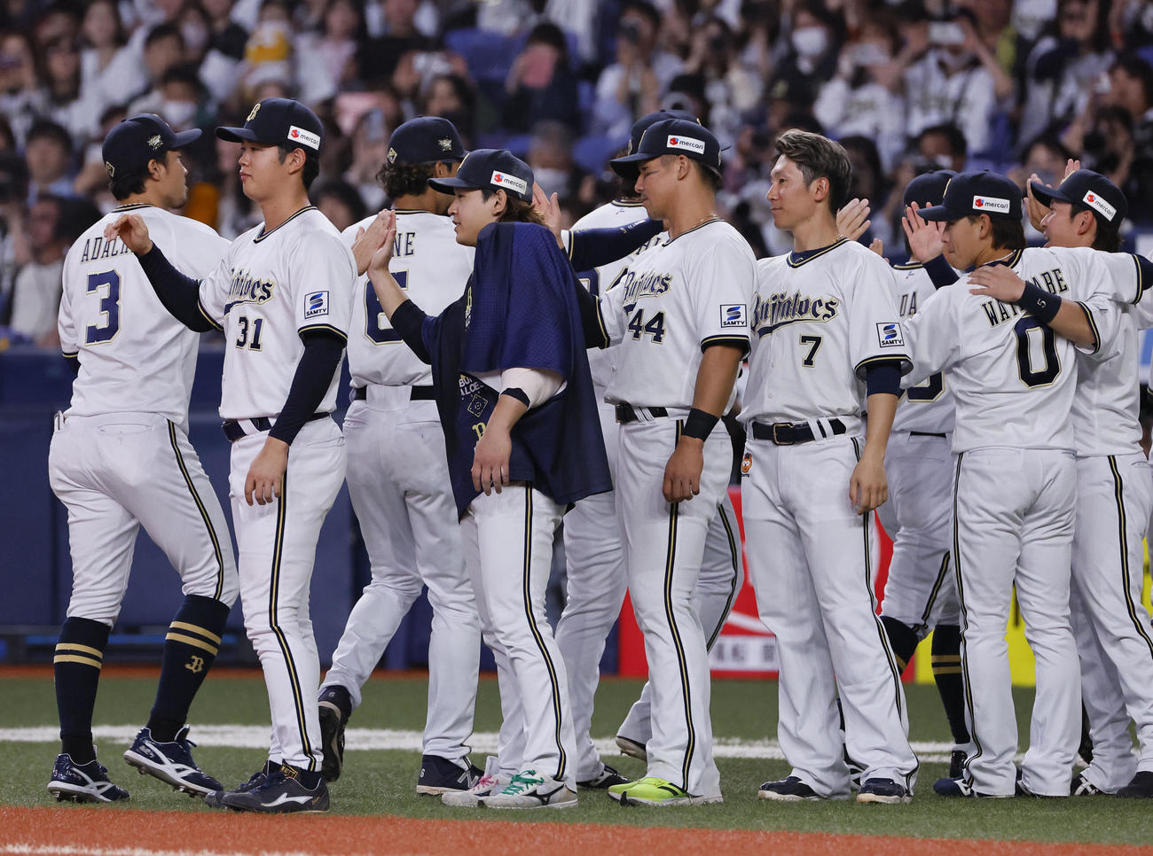オリックス対日本ハム　日本ハムに勝利し、ナインとタッチを交わすオリックス（左から4人目から）宮城、頓宮、西川（撮影・藤尾明華）