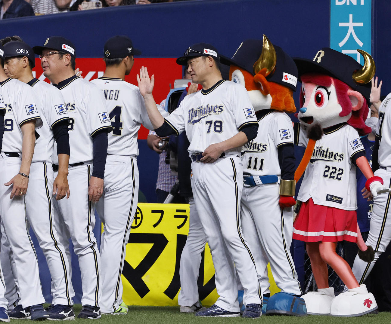 オリックス対日本ハム　日本ハムに勝利し、頓宮らを出迎えるオリックス中嶋監督（中央）（撮影・藤尾明華）
