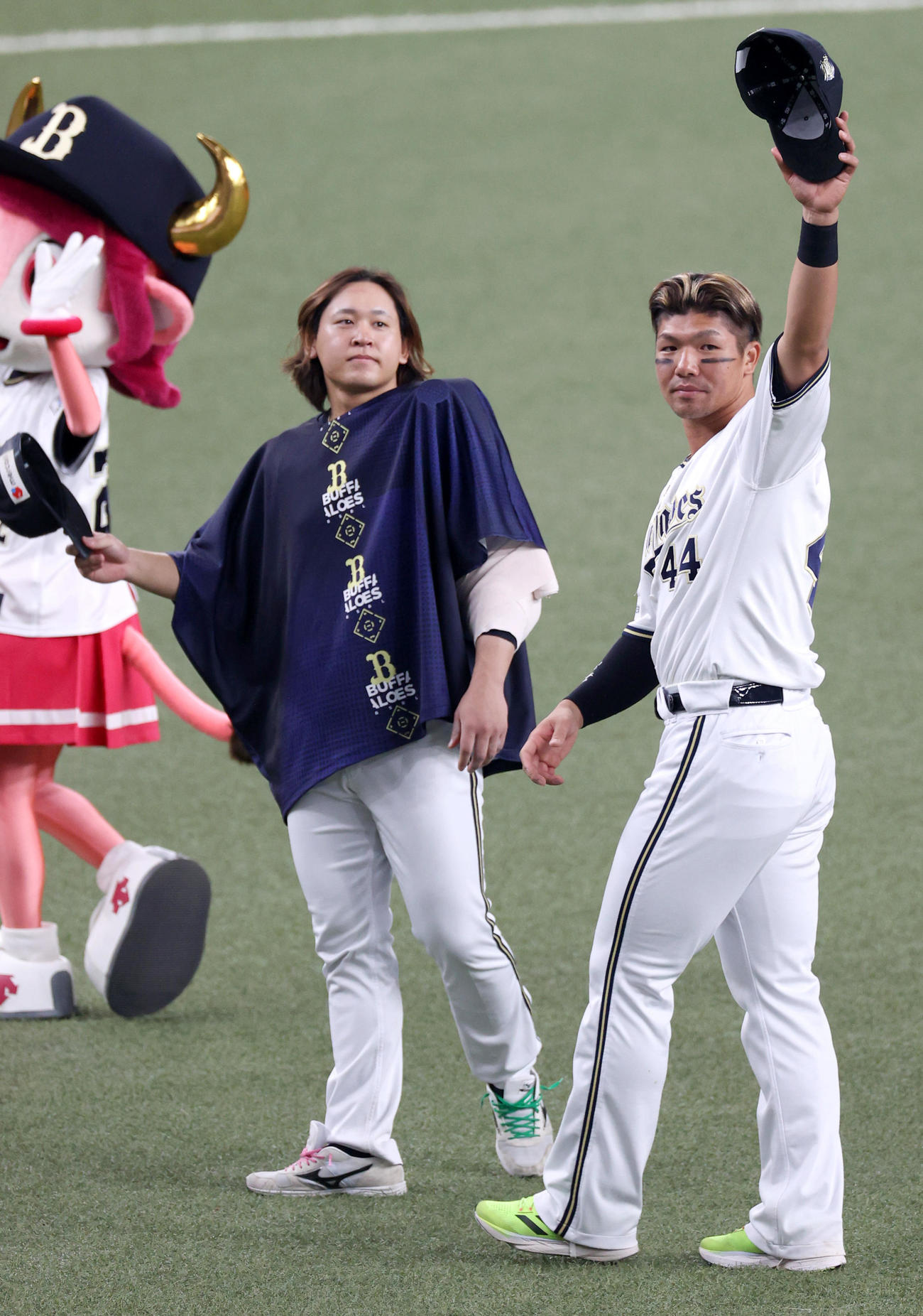 オリックス対日本ハム　ヒーローのオリックス頓宮（右）と宮城は歓声を送るファンにあいさつする（撮影・上山淳一）