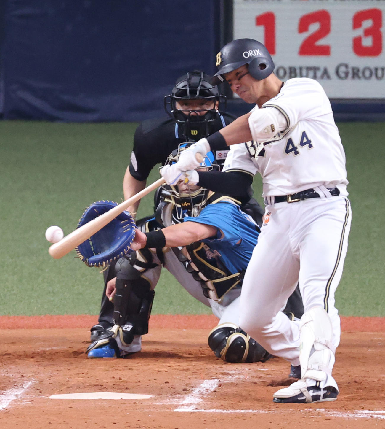 オリックス対日本ハム　7回裏オリックス2死一塁、頓宮は右越え2点本塁打を放つ（撮影・上山淳一）