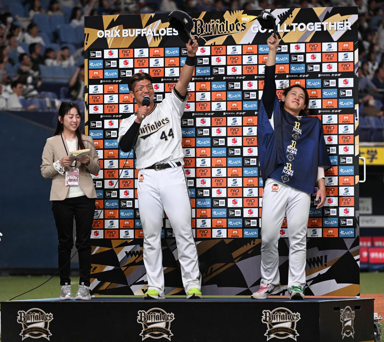 オリックス対日本ハム　ヒーローの頓宮（左）と宮城はお立ち台でほいさー（撮影・前岡正明）