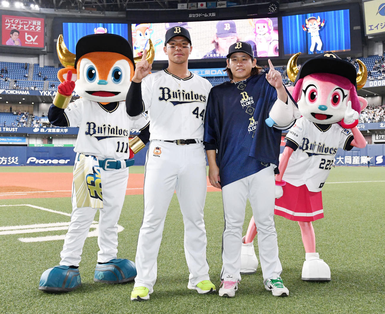 オリックス対日本ハム　ヒーローの頓宮（左）は1号本塁打、宮城は初勝利の1勝ポーズを決める（撮影・前岡正明）