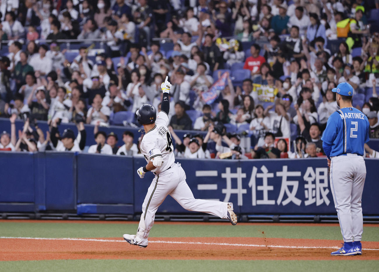 オリックス対日本ハム　7回裏オリックス2死一塁、頓宮は右越えに2点本塁打を放ち一塁を回る（撮影・藤尾明華）