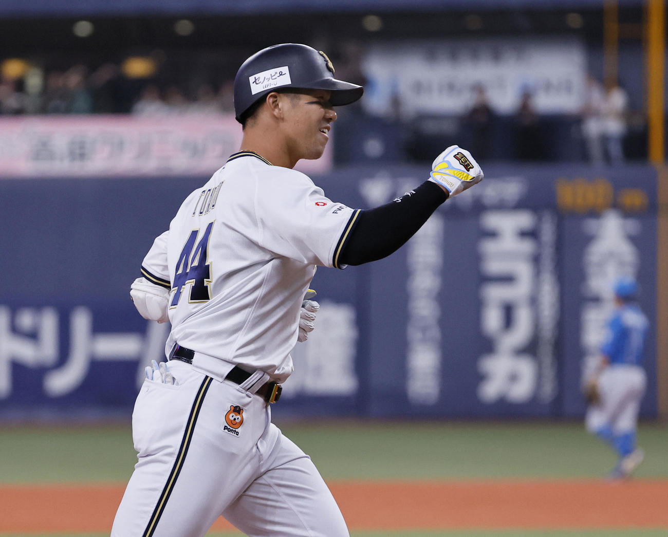 オリックス対日本ハム　7回裏オリックス2死一塁、頓宮は右越えに2点本塁打を放ち三塁を回る（撮影・藤尾明華）
