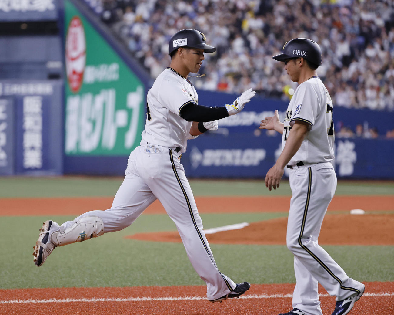 オリックス対日本ハム　7回裏オリックス2死一塁、頓宮は右越えに2点本塁打を放ち三塁を回る（撮影・藤尾明華）