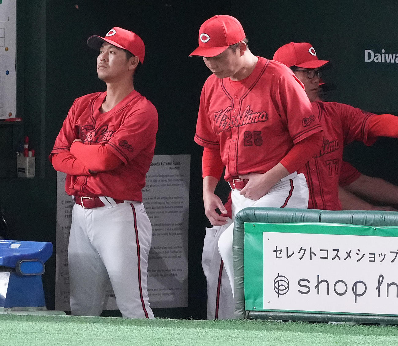 巨人対広島　12回表を終え、うつむく広島新井監督（中央）（撮影・鈴木みどり）