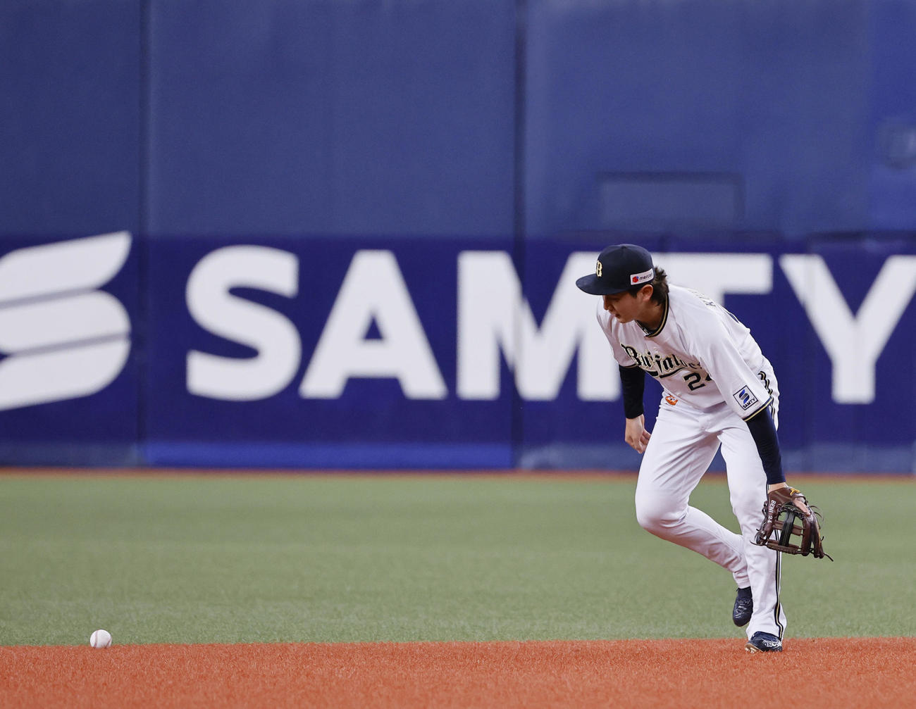 オリックス対日本ハム　4回表日本ハム無死、万波の遊ゴロで失策する紅林（撮影・藤尾明華）