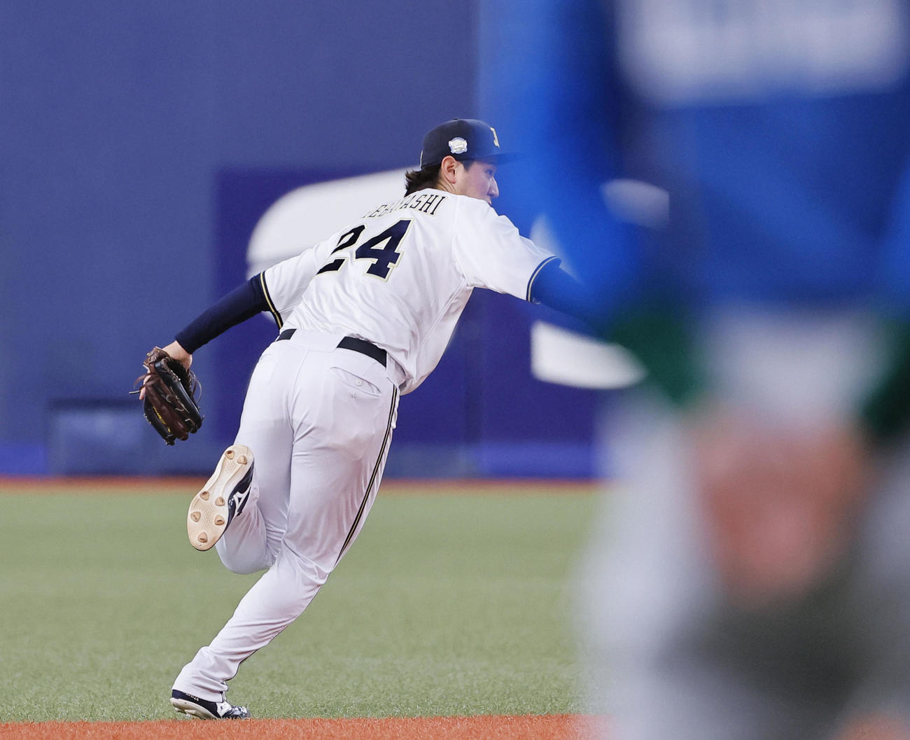 オリックス対日本ハム　3回表日本ハム2死一塁、郡司の遊ゴロで二塁へ悪送球する紅林（撮影・藤尾明華）