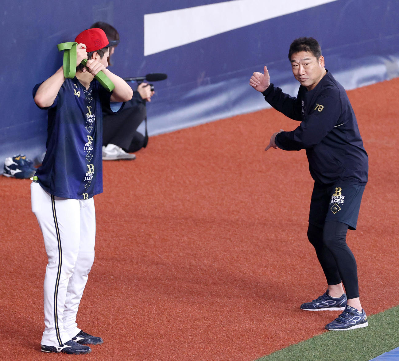オリックス対日本ハム　試合前の練習でオリックス紅林（左）の打撃指導をするオリックス中嶋監督（撮影・上山淳一）