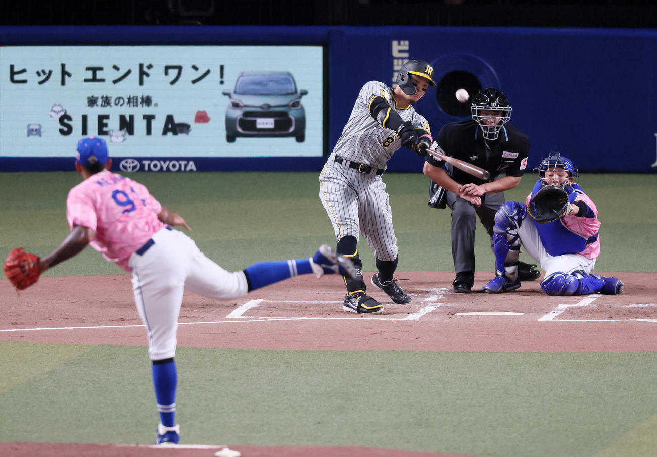 中日対阪神　1回表阪神2死一、二塁、佐藤輝は右中間へ2点適時二塁打を放つ。投手はメヒア（撮影・加藤哉）