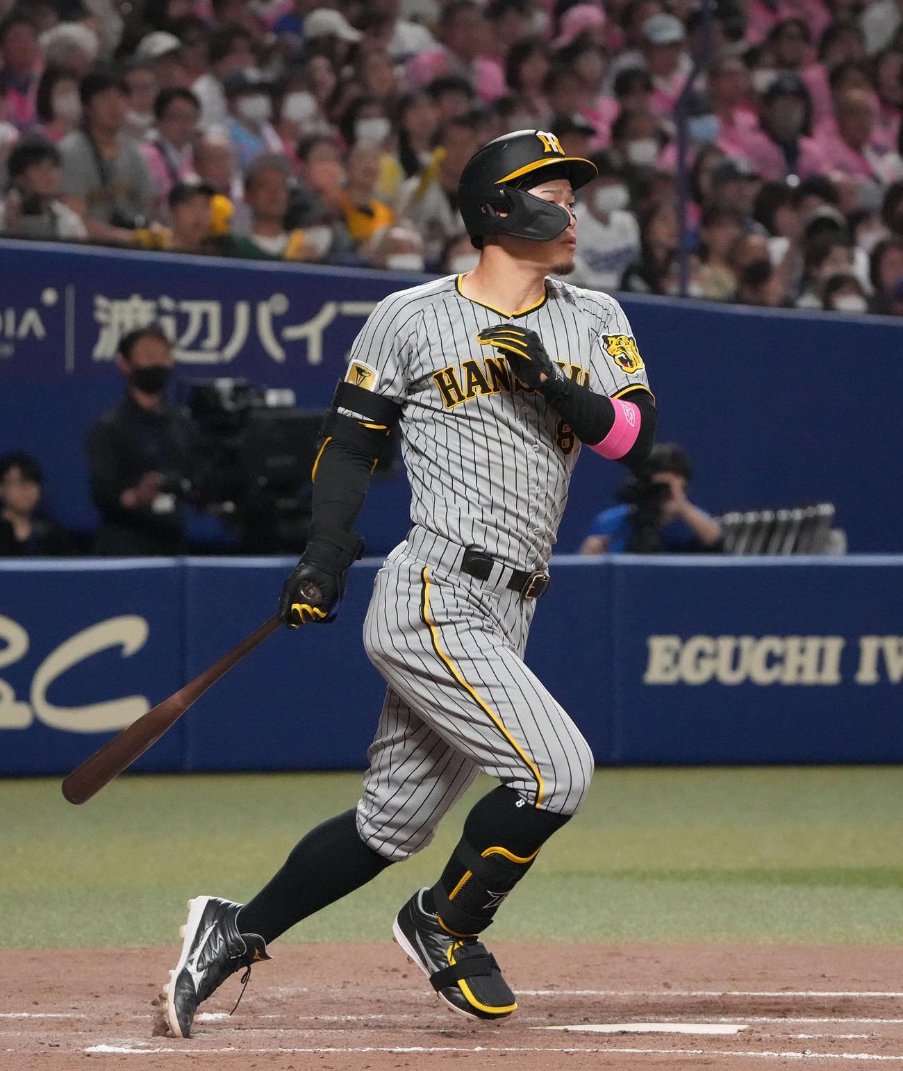 中日対阪神　4回表阪神1死、右前打を放つ佐藤輝（撮影・森本幸一）