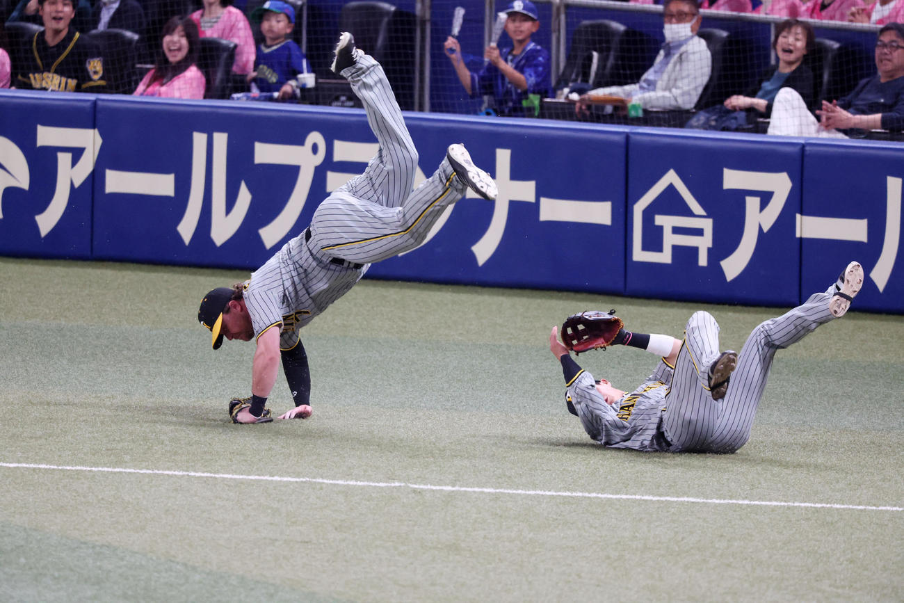 中日対阪神　i回裏中日無死、ノイジーは三好の打球を追った木浪（右）との接触を避けるためうまく身体をかわしてジャンプする（撮影・加藤哉）