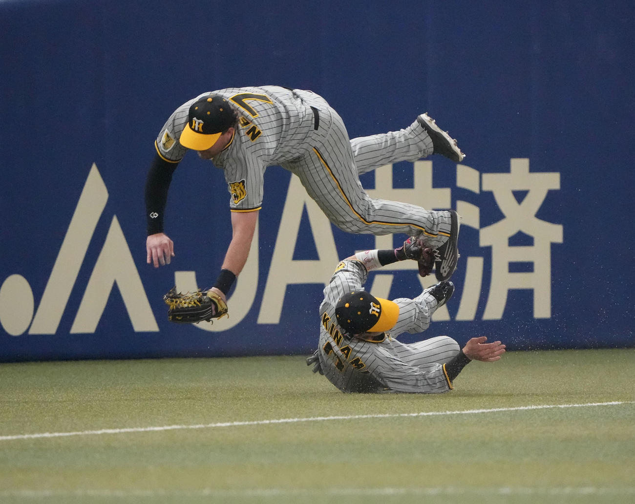 中日対阪神　1回裏中日無死、三好の打球を追い交錯する木浪（右）とノイジー（撮影・森本幸一）