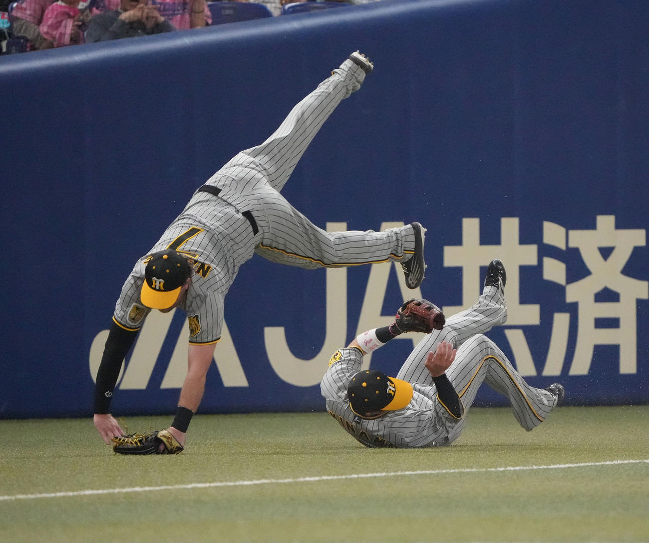 中日対阪神　1回裏中日無死、三好の打球を追い交錯する木浪（右）とノイジー（撮影・森本幸一）