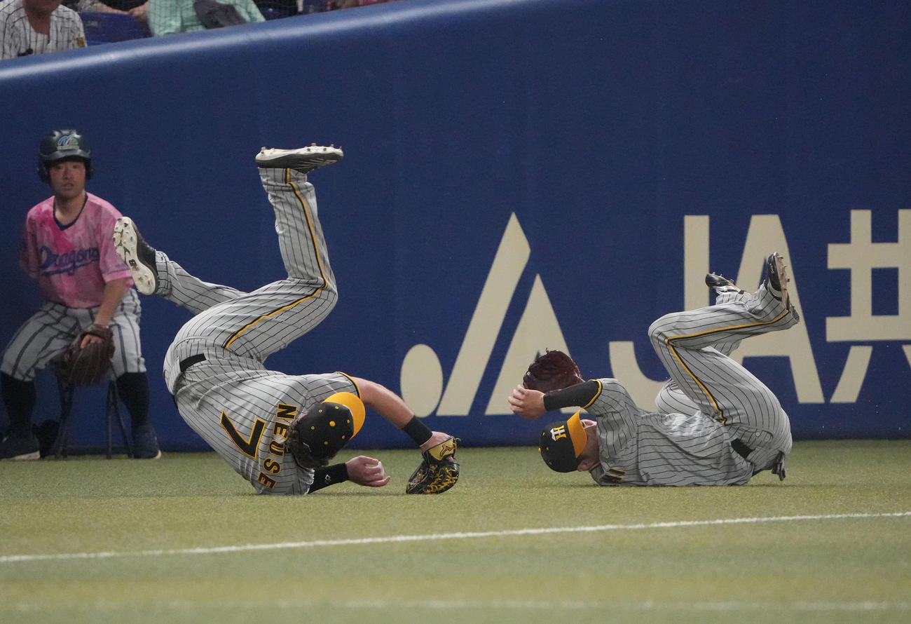 中日対阪神　1回裏中日無死、三好の打球を追い交錯する木浪（右）とノイジー（撮影・森本幸一）