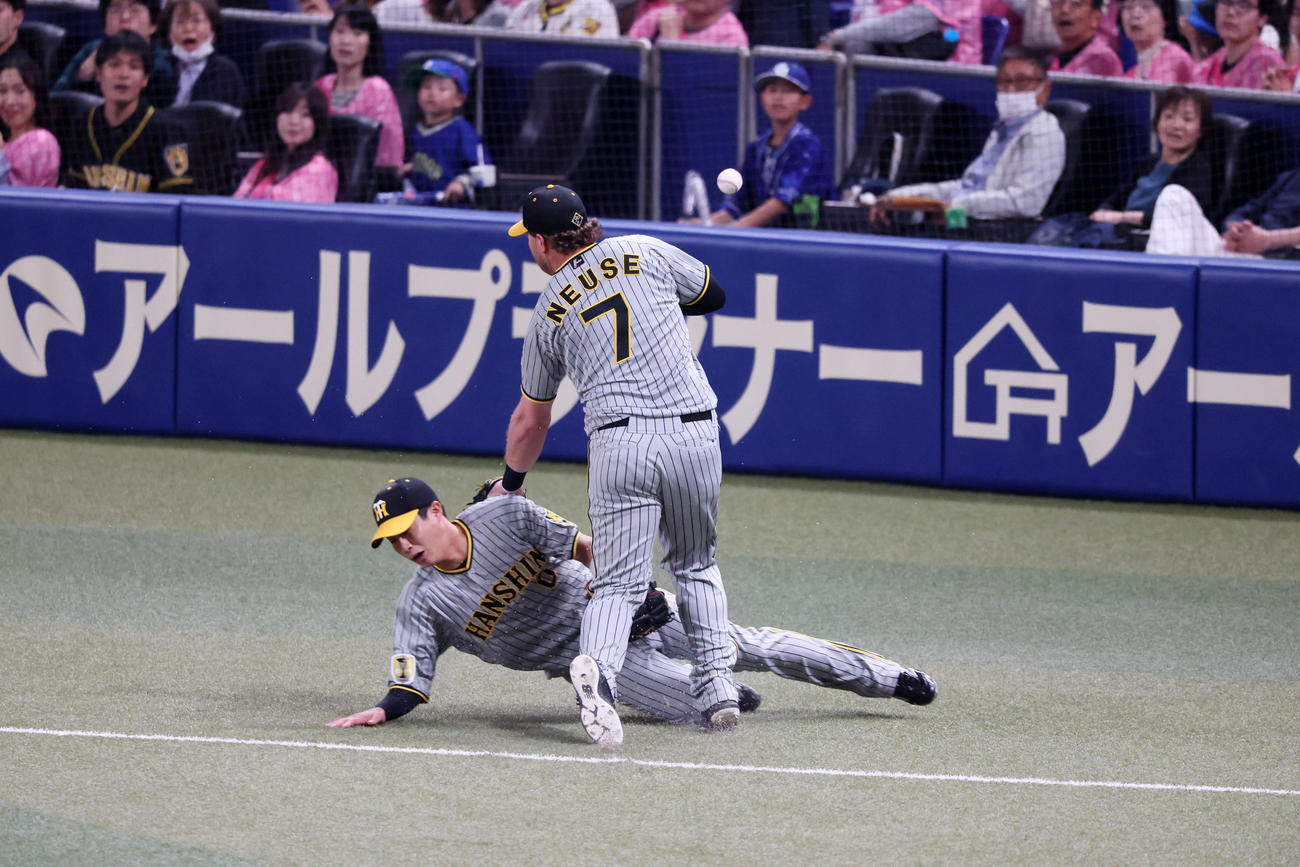 中日対阪神　i回裏中日無死、ノイジーは三好の打球を追った木浪（左）との接触を避けるためうまく身体をかわしてジャンプする（撮影・加藤哉）