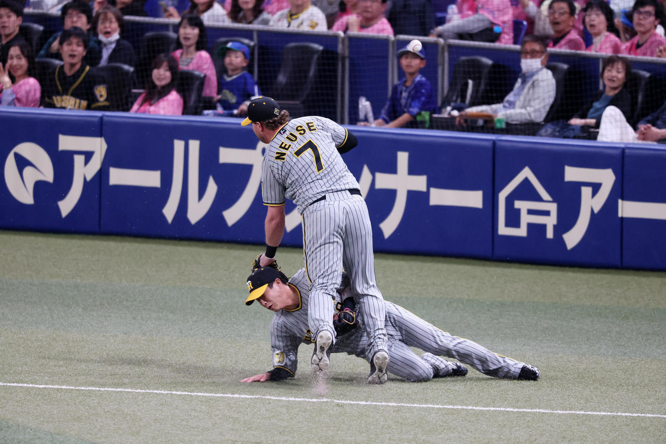 中日対阪神　i回裏中日無死、ノイジーは三好の打球を追った木浪（左）との接触を避けるためうまく身体をかわしてジャンプする（撮影・加藤哉）