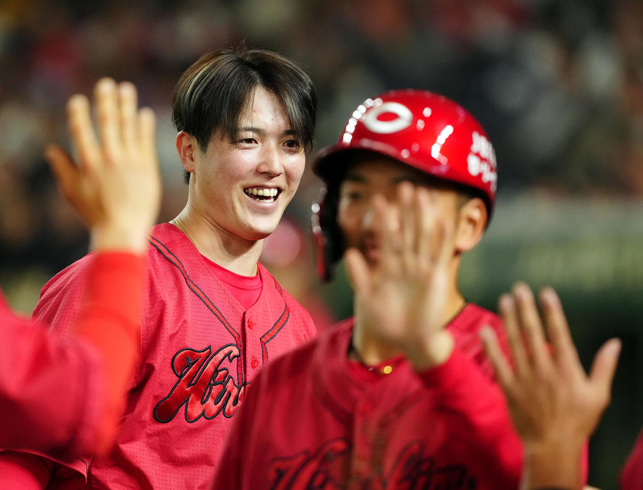 巨人対広島　7回表、野間の勝ち越し打にベンチ前で笑顔を見せる広島森下（撮影・たえ見朱実）