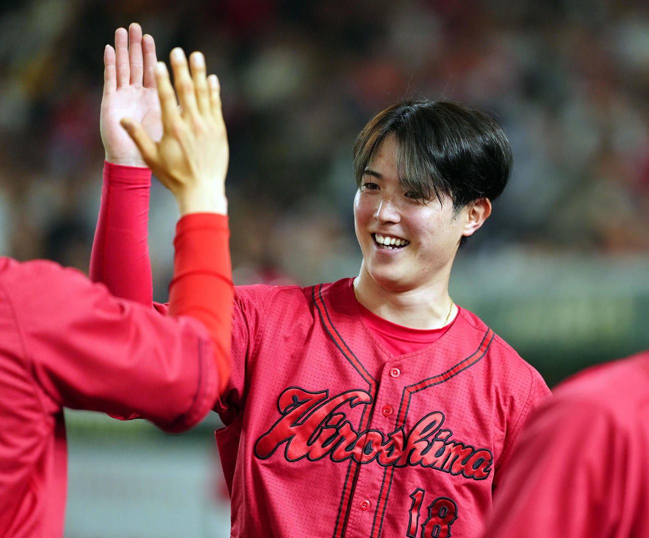 巨人対広島　7回表、野間の勝ち越し打にベンチ前で笑顔を見せる広島森下（撮影・たえ見朱実）