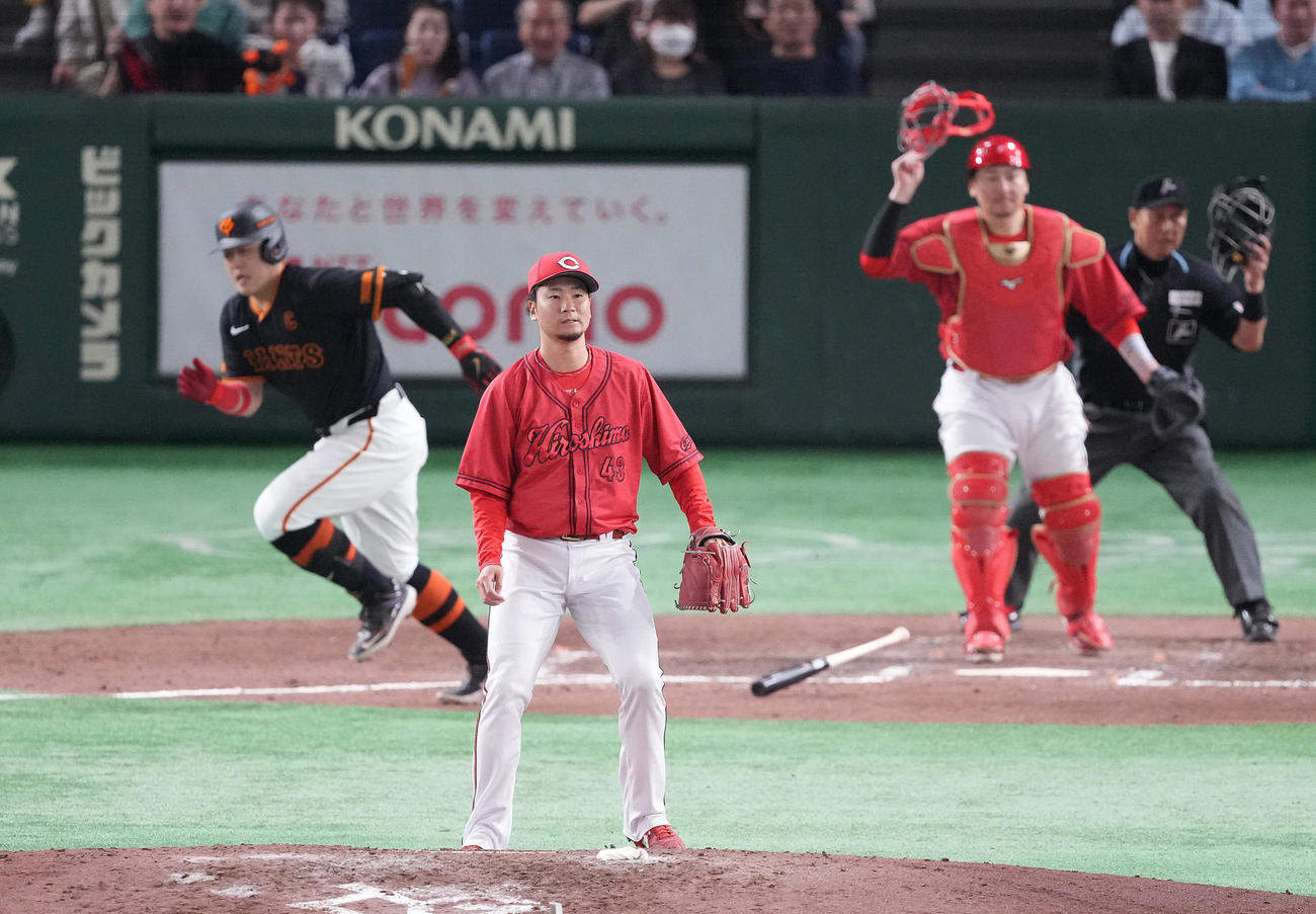 巨人対広島　8回裏巨人無死一、三塁、岡本和に適時内野安打を浴びる島内（撮影・鈴木みどり）