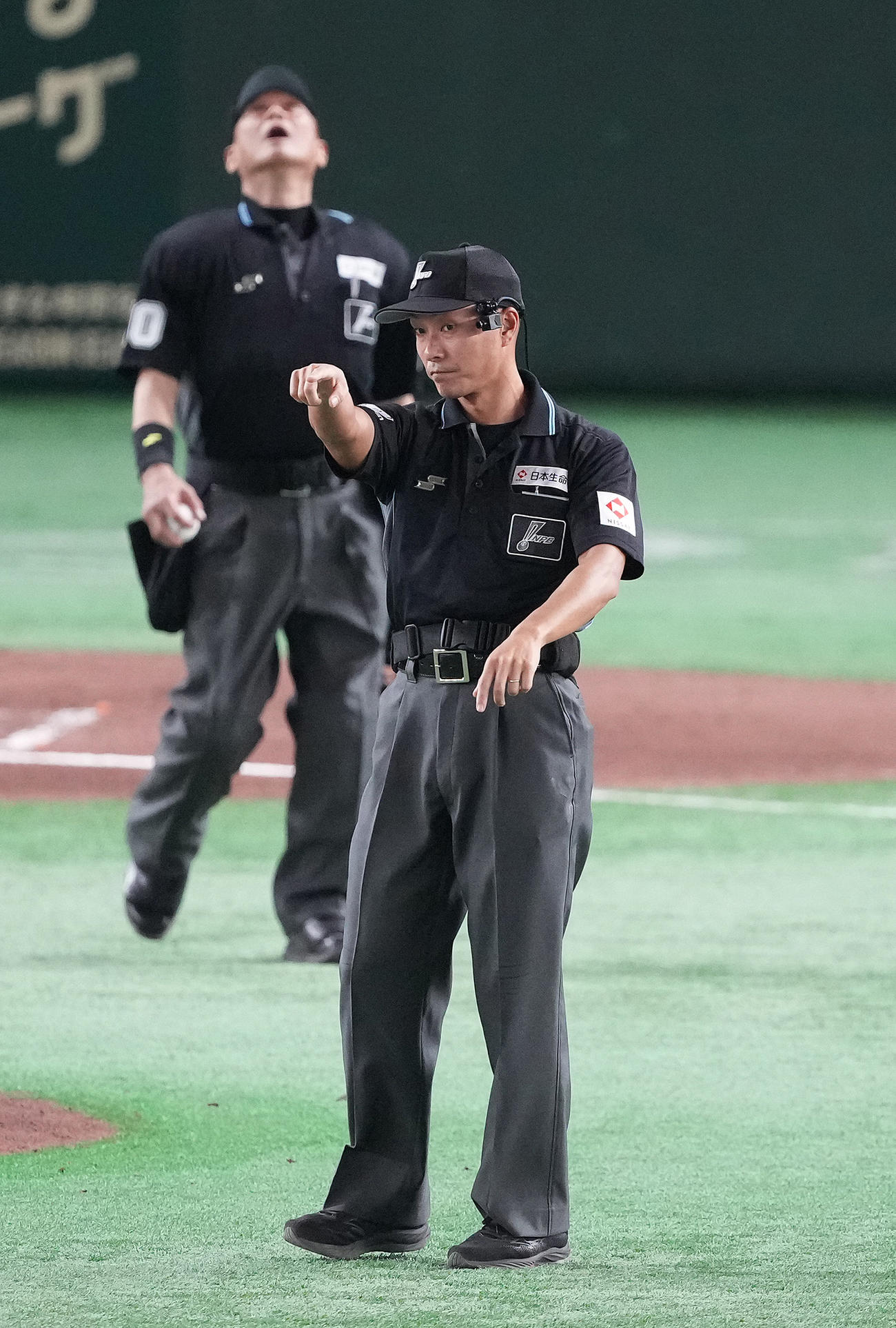 巨人対広島　6回裏巨人1死二塁、岡本和の放った飛球が天井の懸垂物に挟まって落ちてこず、エンタイトル適時二塁打を示す審判（撮影・鈴木みどり）