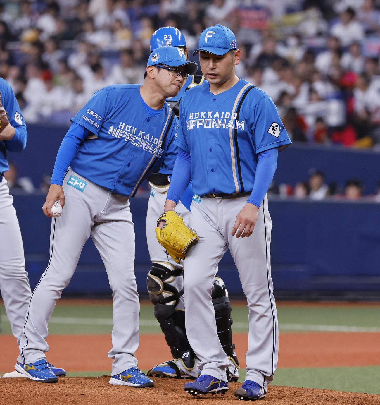 オリックス対日本ハム　6回裏オリックス1死一、二塁、降板する日本ハム加藤貴（右）（撮影・藤尾明華）