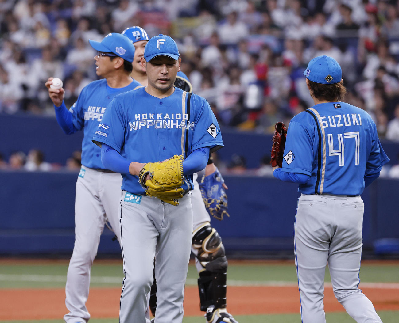 オリックス対日本ハム　6回裏オリックス1死一、二塁、降板する日本ハム加藤貴（撮影・藤尾明華）