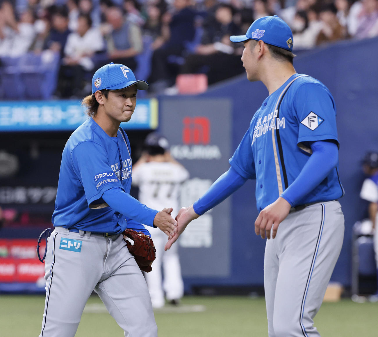 オリックス対日本ハム　6回裏オリックス1死一、二塁、セデーニョを遊ゴロ併殺に打ち取り、加藤（右）に出迎えられる鈴木（撮影・藤尾明華）