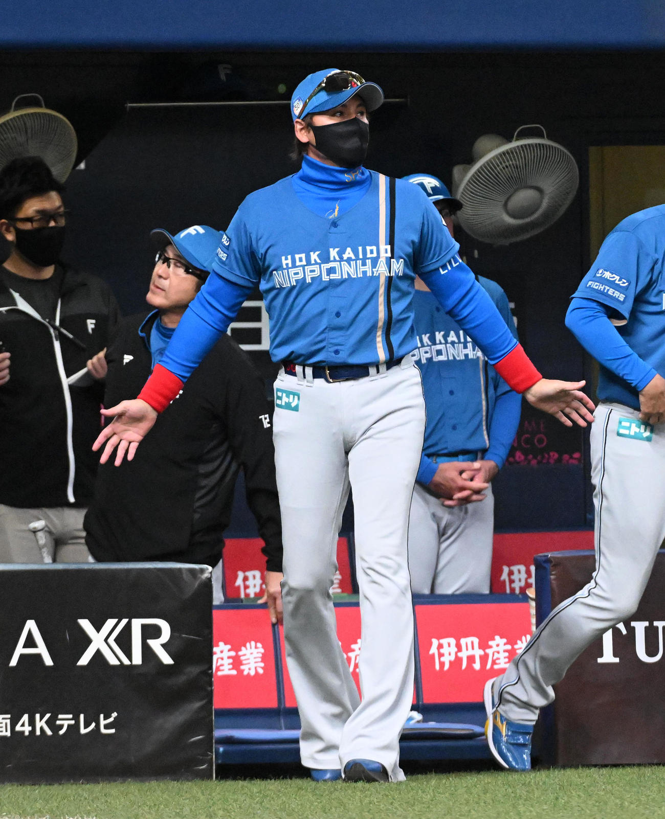 オリックス対日本ハム　6回裏オリックス1死一、二塁、加藤貴の交代を告げるためベンチを出る新庄監督（撮影・前岡正明）