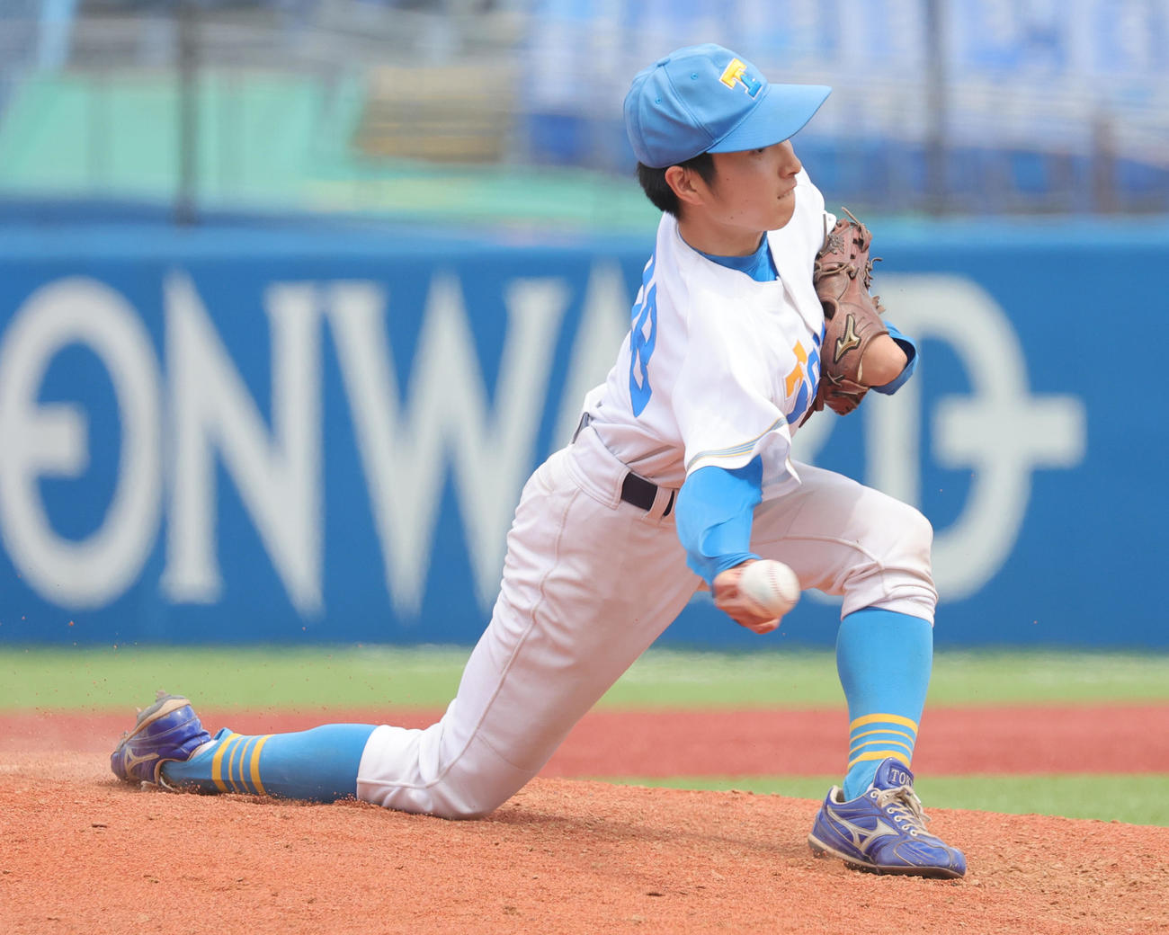 慶大対東大　力投する東大・渡辺（撮影・野上伸悟）